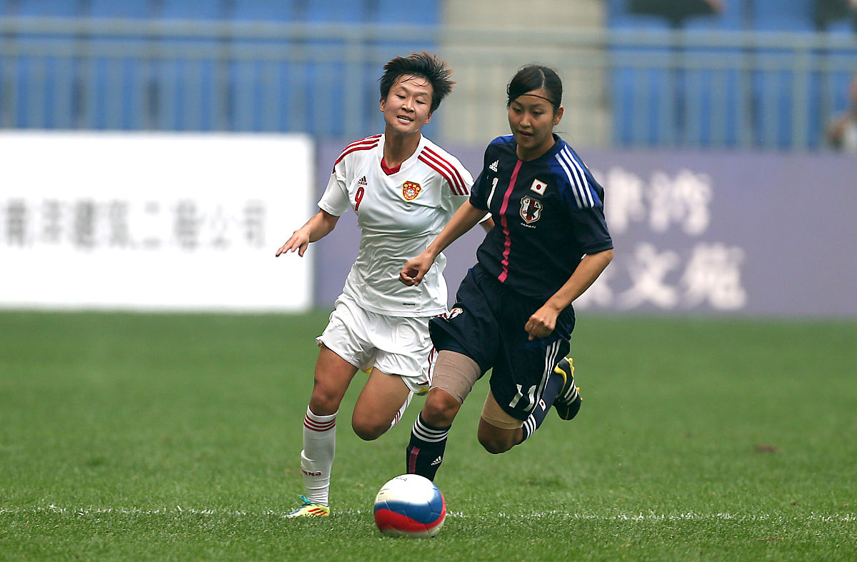 超越极限：女子足球比赛中的突破和创新